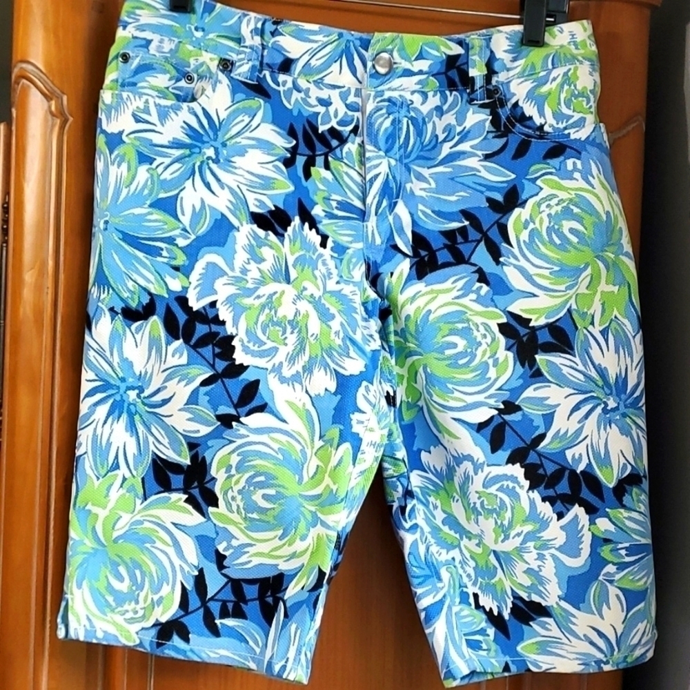 For the republic, Bermuda shorts. Beautiful print,‎ blue-black green. Size 8